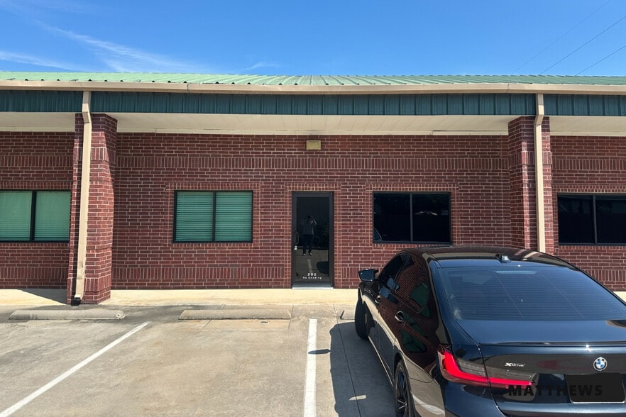 519 Bennett Ln, Lewisville, TX for lease - Building Photo - Image 2 of 4