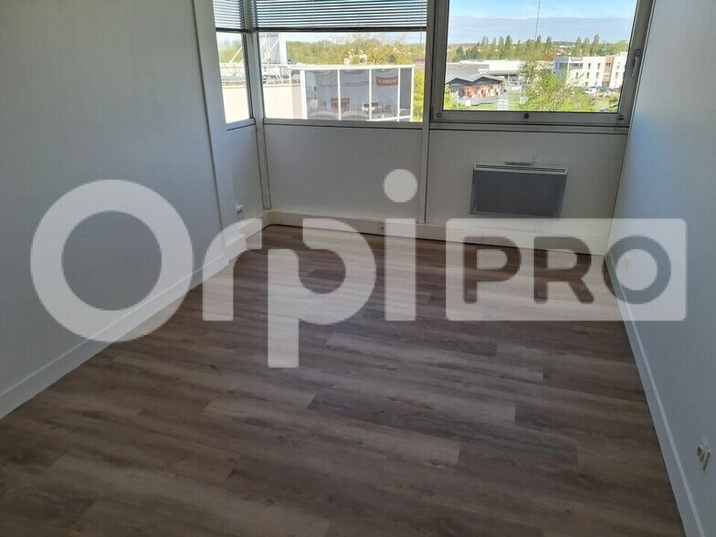 Office in Compiègne for lease - Interior Photo - Image 2 of 6