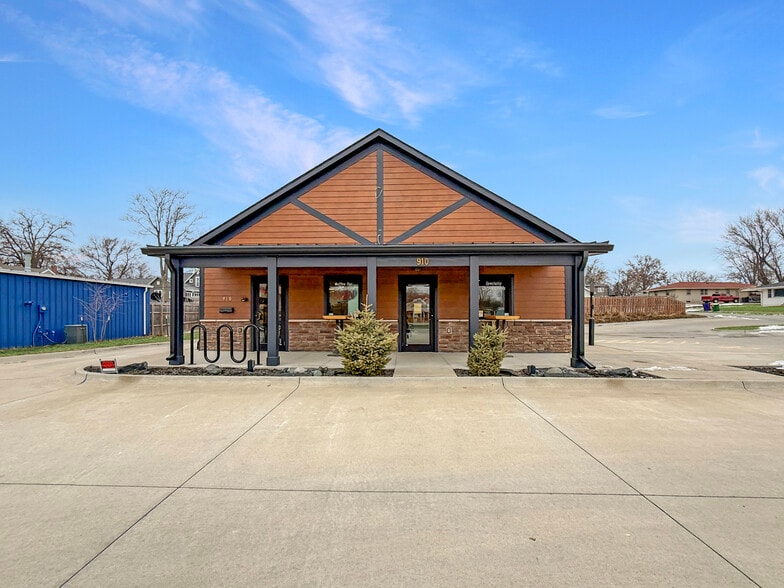910 E 2nd Ave, Indianola, IA for sale - Building Photo - Image 1 of 27