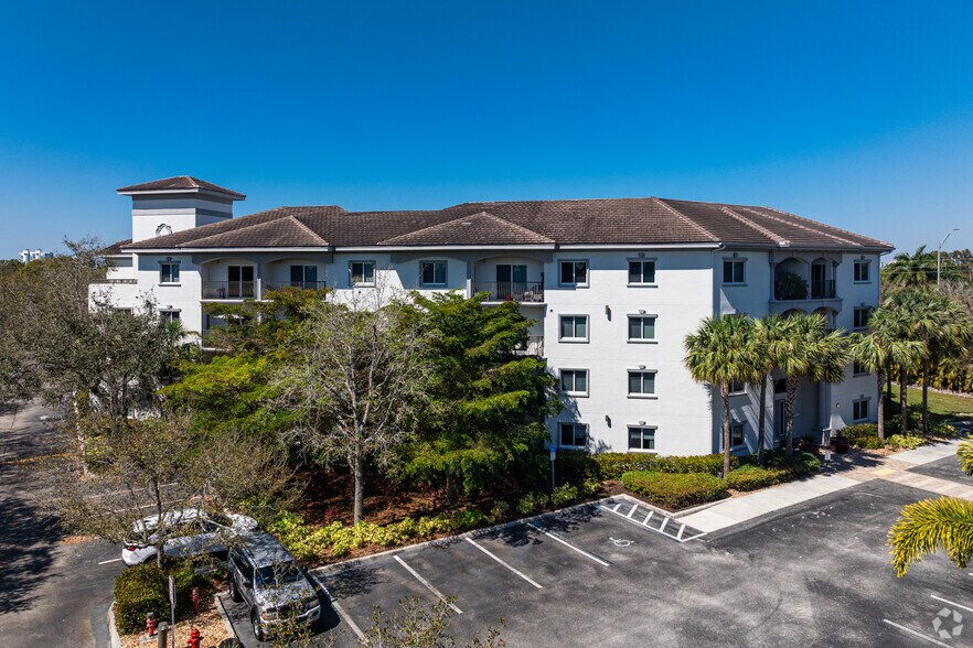 1100 Pine Ridge Rd, Naples, FL 34108