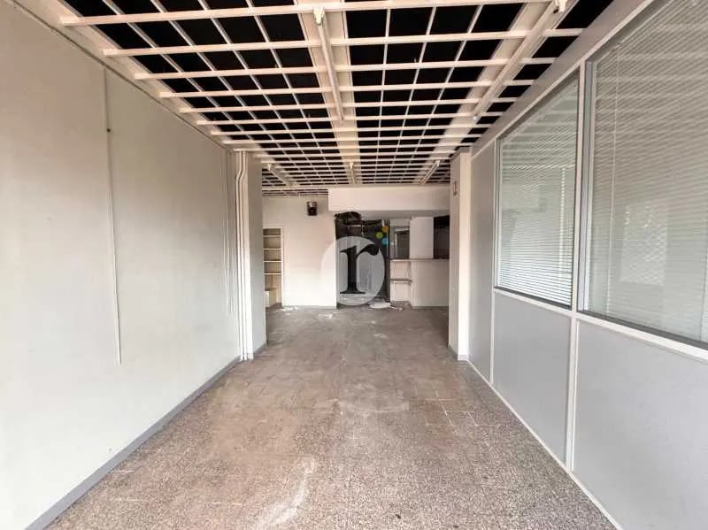 Retail in Roubaix for lease Interior Photo- Image 1 of 4