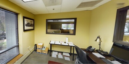 2075 Foxfield Rd, St Charles, IL for lease Interior Photo- Image 2 of 6