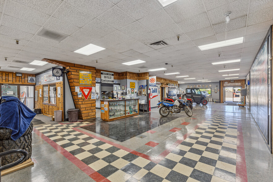 417 24th St SW, Jamestown, ND for sale - Interior Photo - Image 3 of 26