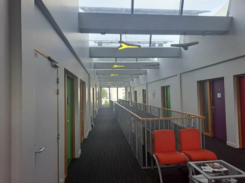 Flex in CHENNEVIÈRES-SUR-MARNE for lease - Interior Photo - Image 2 of 7