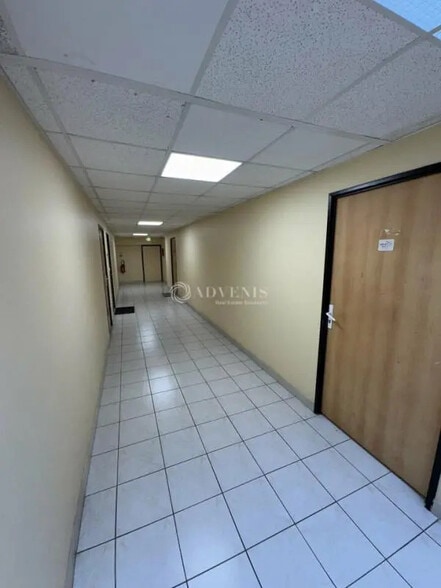 Retail in Juvignac for lease - Interior Photo - Image 2 of 8