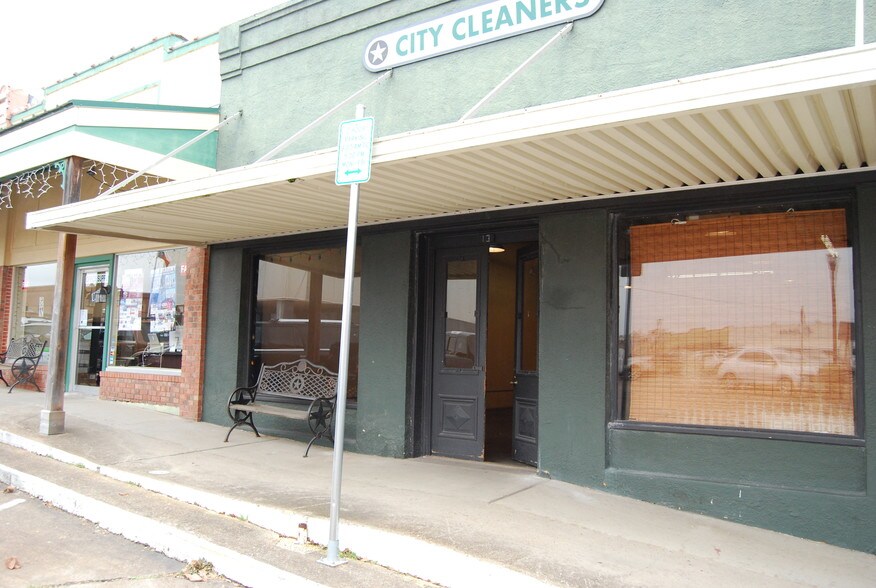 13 S Bell St, Bellville, TX 77418