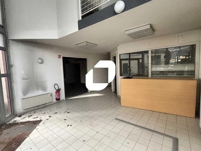 Office in Bordeaux for lease - Interior Photo - Image 2 of 12