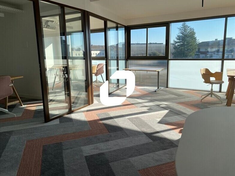 Office in Talence for lease - Interior Photo - Image 1 of 15