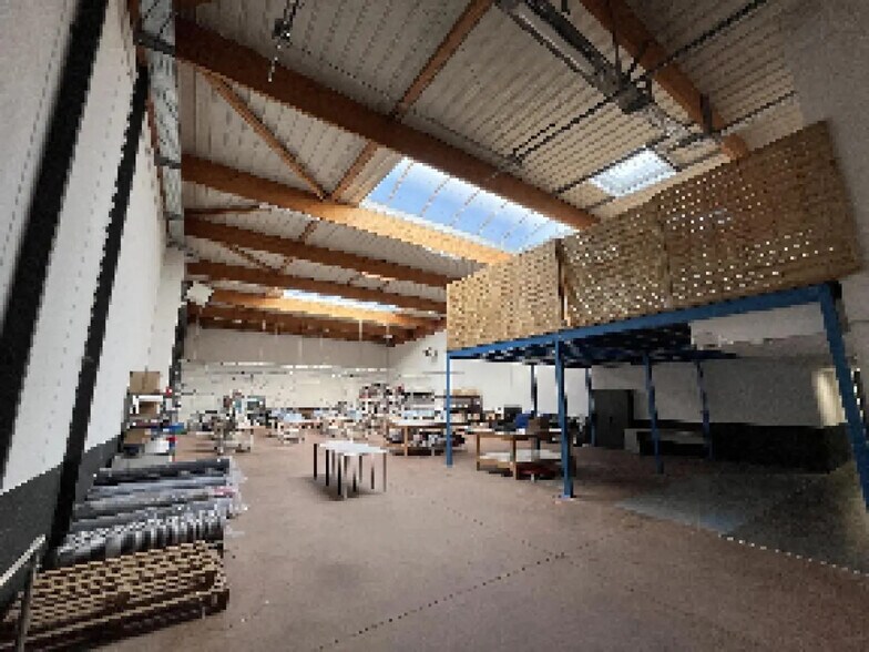 58 Avenue Des Bruyères, Décines-Charpieu for lease - Interior Photo - Image 3 of 9