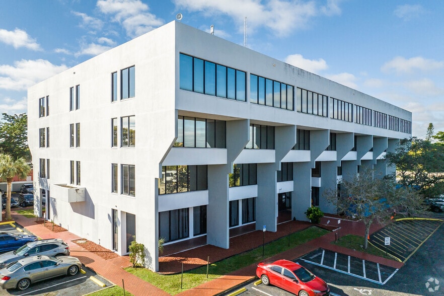 840 SW 81st Ave, North Lauderdale, FL for sale - Building Photo - Image 2 of 22