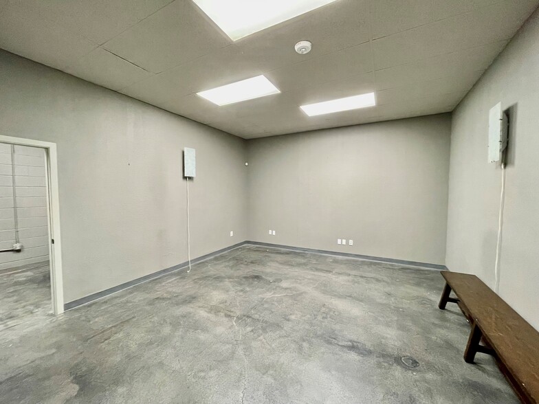 611 Dallas Dr, Roanoke, TX for lease - Interior Photo - Image 3 of 6