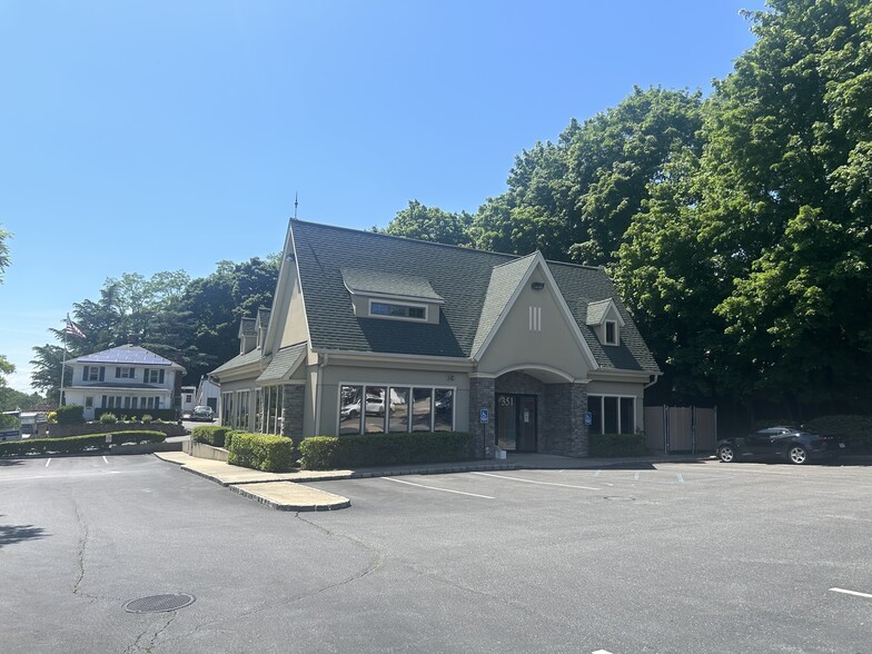 351 Fort Salonga Rd, Northport, NY for sale - Primary Photo - Image 1 of 16