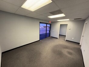 2601-2621 Aero Dr, Grand Prairie, TX for lease Interior Photo- Image 2 of 10