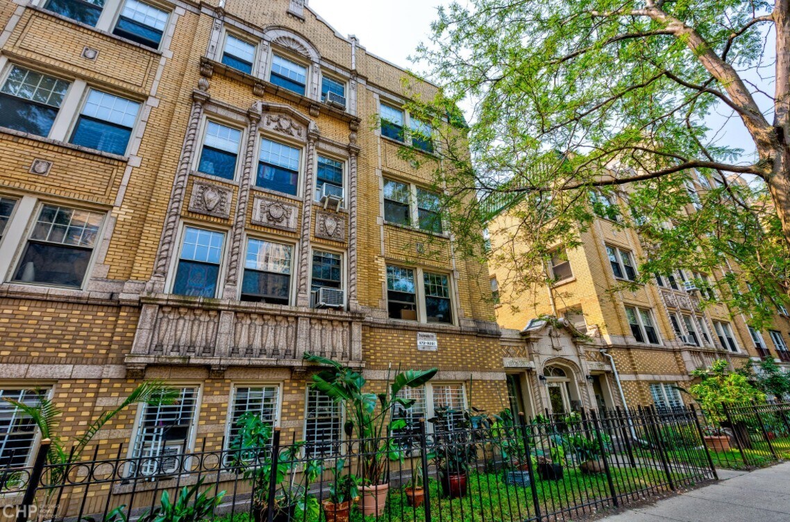 905911 W Carmen Ave, Chicago, IL 60640