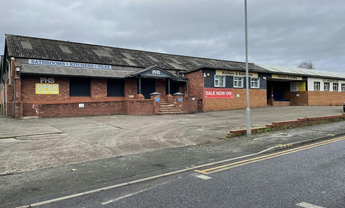 141 Holt Rd, Wrexham for lease Primary Photo- Image 1 of 8