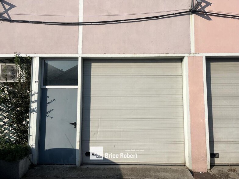 Flex in Vénissieux for lease - Building Photo - Image 1 of 5