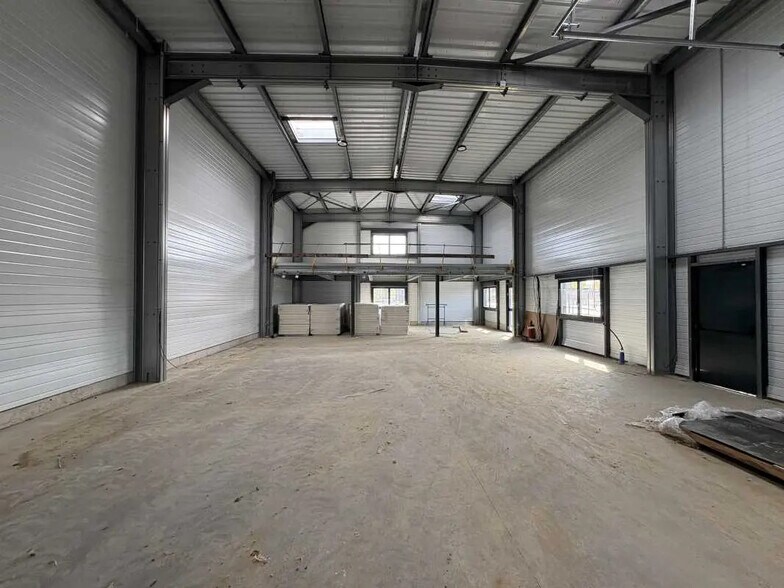 Flex in Moyvillers for lease - Building Photo - Image 3 of 3