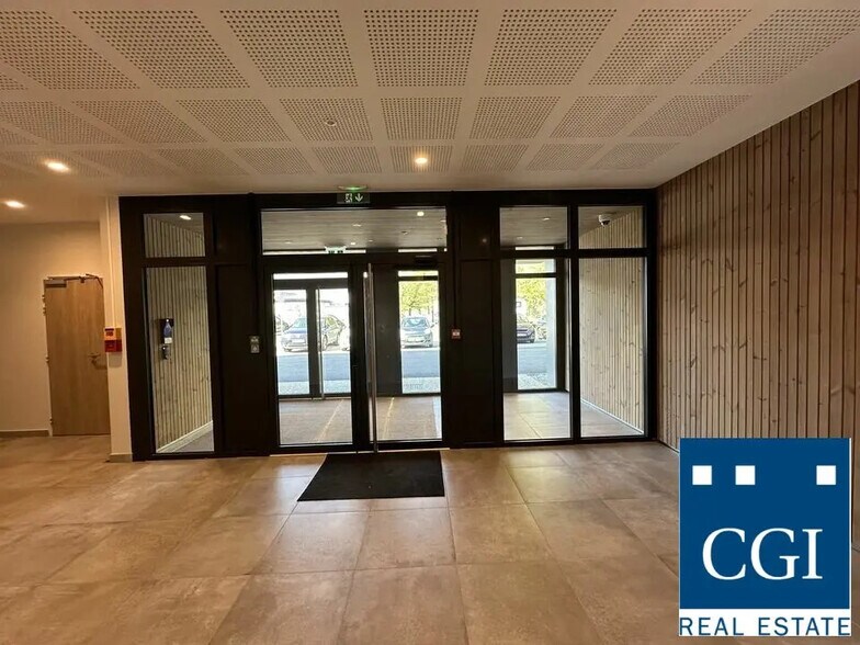 Office in Grenoble for sale - Lobby - Image 3 of 16