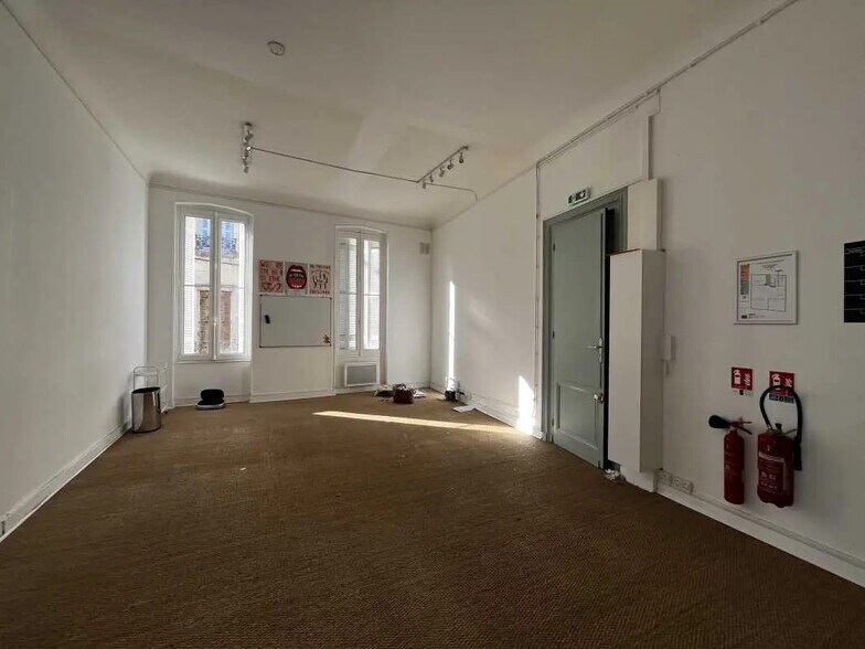 Office in Bordeaux for lease - Interior Photo - Image 3 of 6