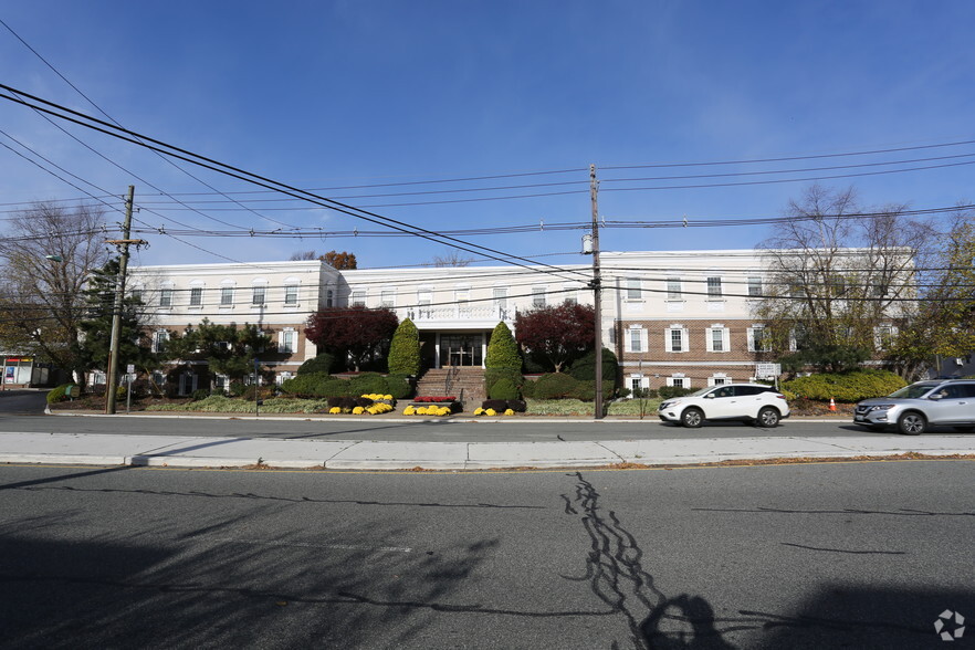 349 E Northfield Rd, Livingston, NJ for lease - Primary Photo - Image 1 of 9