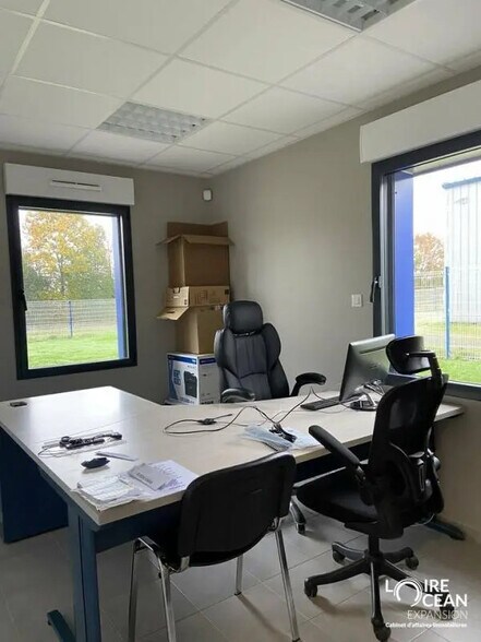 Office in SAINT PIERRE MONTLIMART for sale - Interior Photo - Image 3 of 8