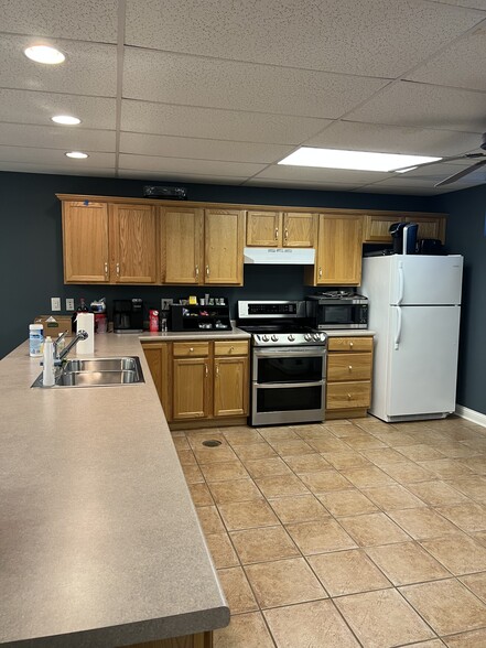 6100 Clarks Creek Rd, Plainfield, IN for lease - Interior Photo - Image 3 of 6