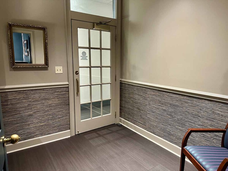 128 E Market St, Johnson City, TN for sale - Interior Photo - Image 3 of 10