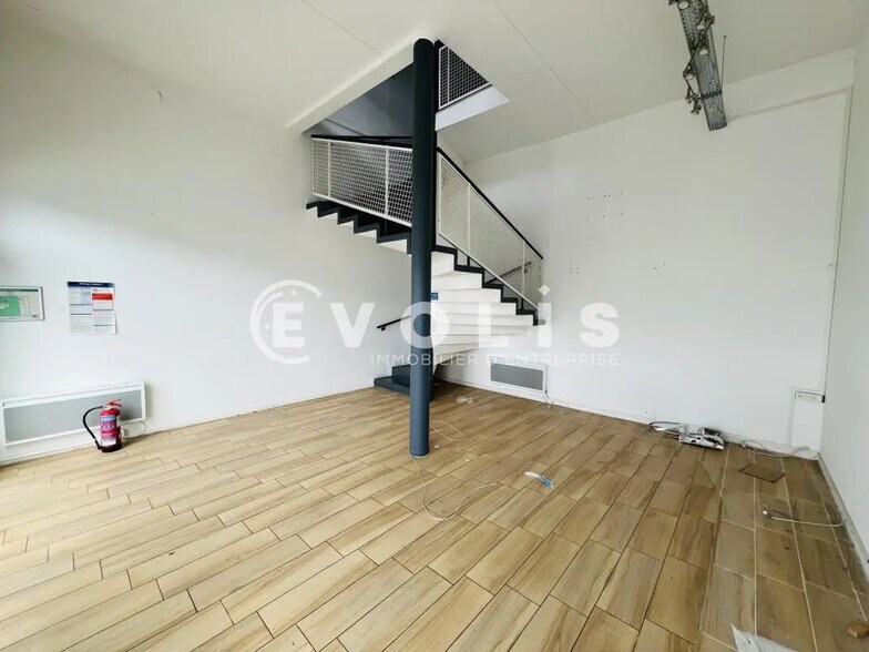 Flex in Croissy-Beaubourg for sale - Interior Photo - Image 2 of 12