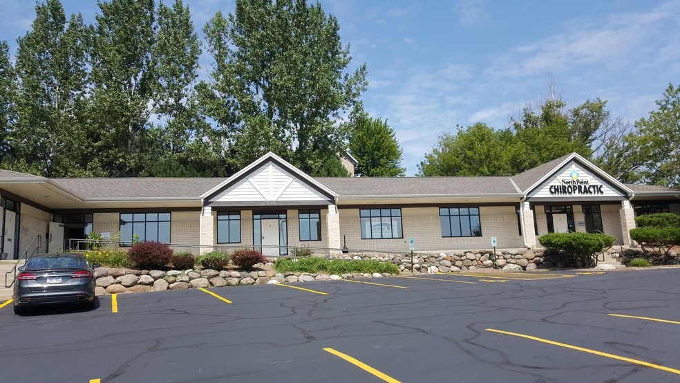 21150 W Capitol Dr, Brookfield, WI for lease - Building Photo - Image 3 of 14
