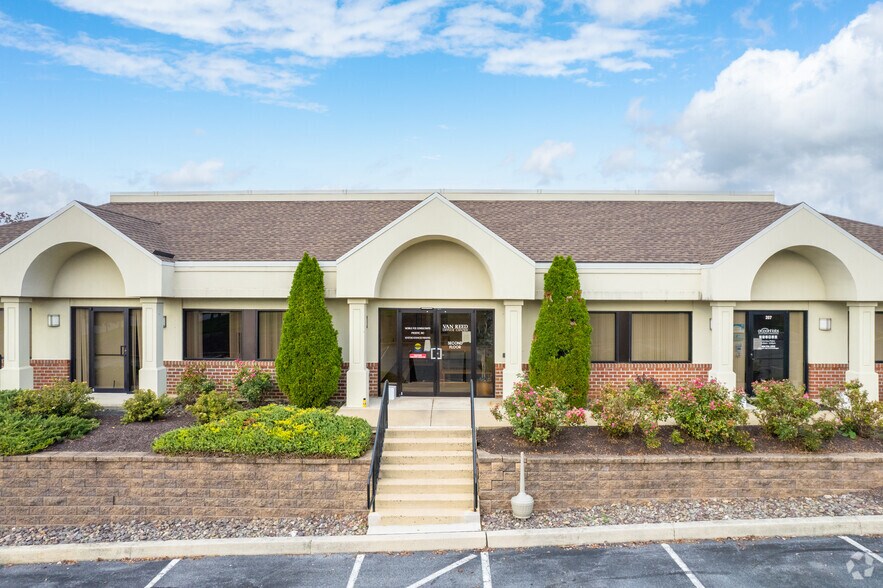 2208 Quarry Dr, West Lawn, PA for lease - Building Photo - Image 3 of 28