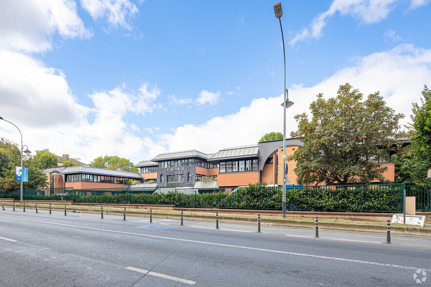 2-8 Rue Albert Dhalenne, Saint-Ouen-sur-Seine for lease - Building Photo - Image 2 of 2