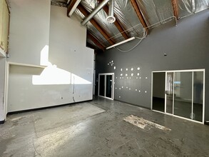 1523 26th St, Santa Monica, CA for lease Lobby- Image 2 of 12