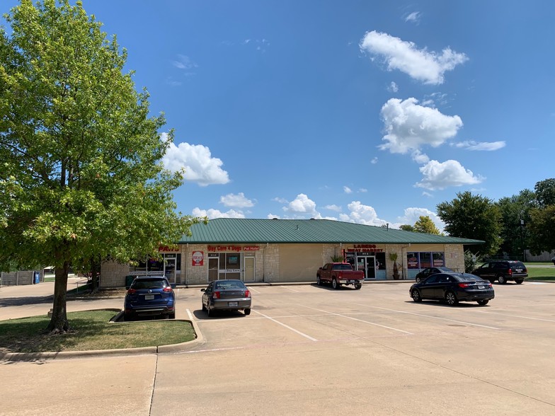 909-911 E Davis St, Mesquite, TX for lease - Building Photo - Image 1 of 7