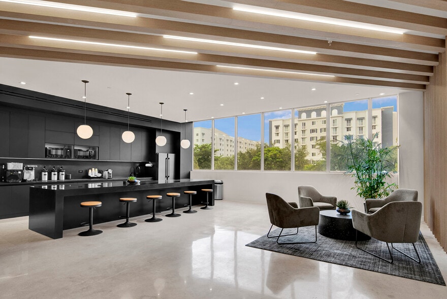 101 NW 8th St, Miami, FL for lease - Interior Photo - Image 2 of 10