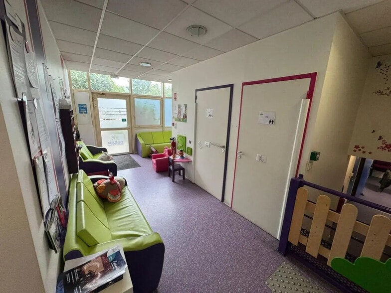 Office in Versailles for lease - Interior Photo - Image 3 of 8