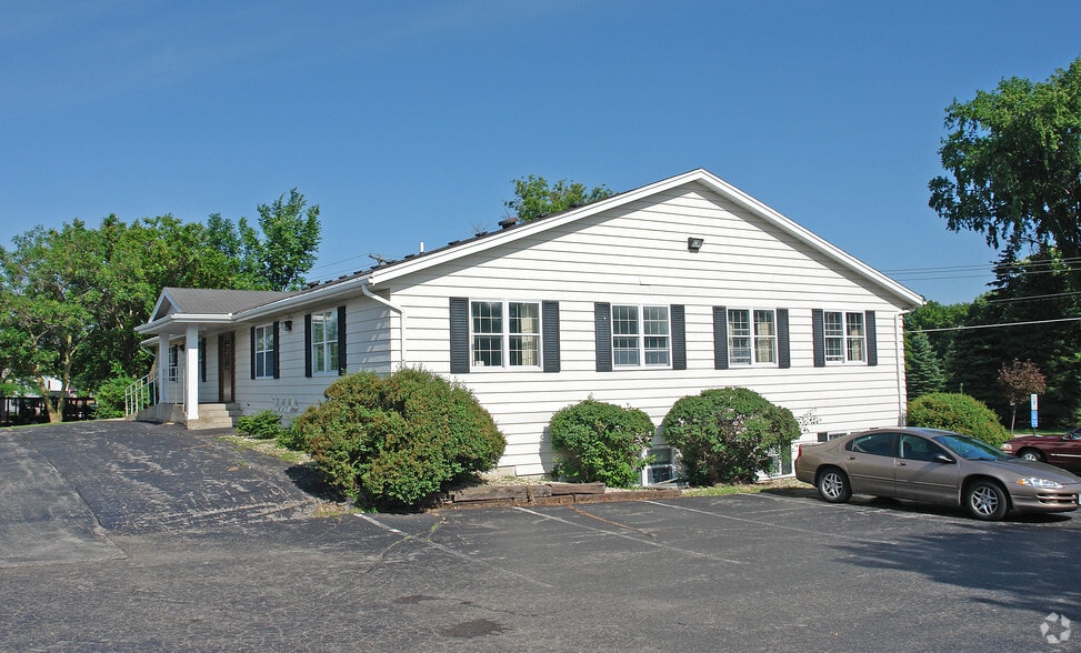 15285 Watertown Plank Rd, Elm Grove, WI for lease - Building Photo - Image 2 of 7