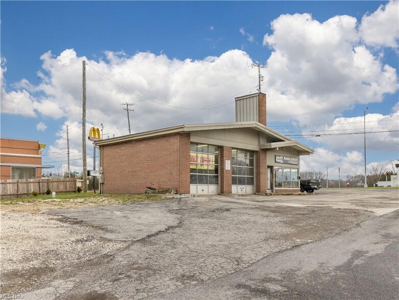 35970 Center Ridge Rd, North Ridgeville, OH for lease - Building Photo - Image 2 of 9