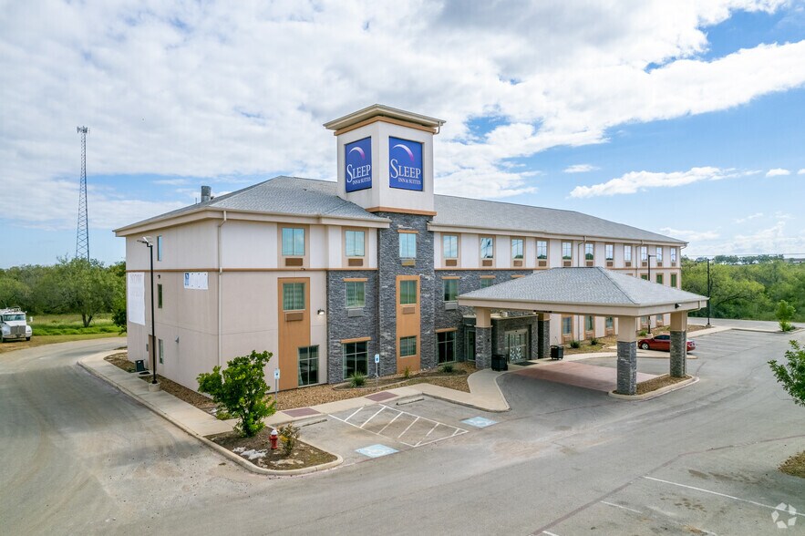 1800 Highway 97 E, Jourdanton, TX for sale - Primary Photo - Image 1 of 1