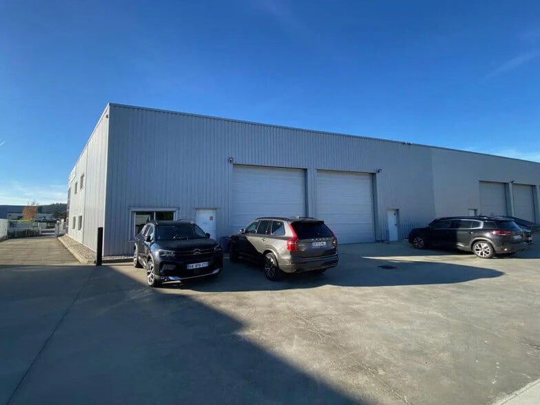 Office in Vourles for lease - Building Photo - Image 1 of 8