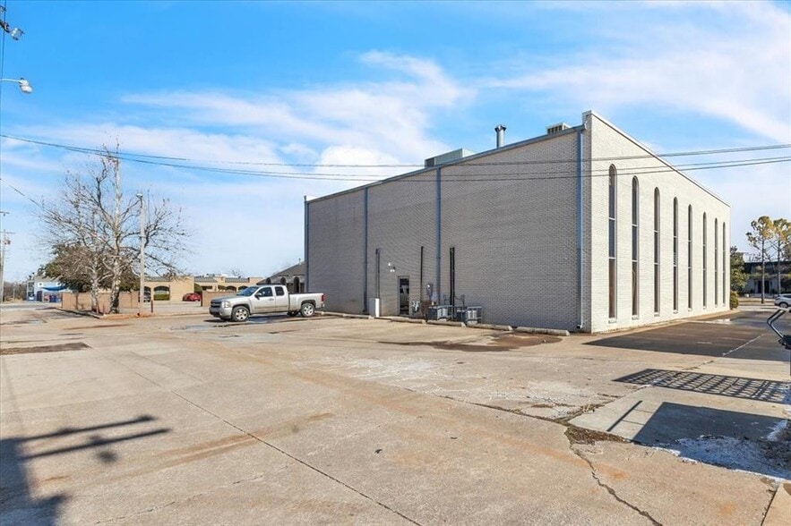 4509 N Classen Blvd, Oklahoma City, OK for lease - Building Photo - Image 3 of 7