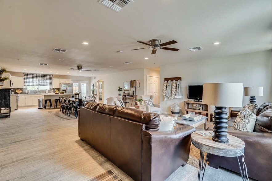 1514 W Bethany Home Rd, Phoenix, AZ for sale - Interior Photo - Image 2 of 9