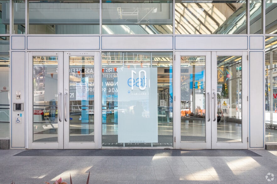 555 W Hastings St, Vancouver, BC for lease - Building Photo - Image 2 of 10