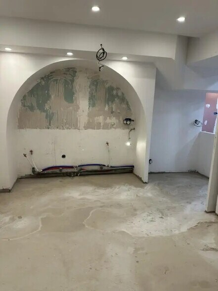 Retail in Paris for lease - Interior Photo - Image 3 of 10