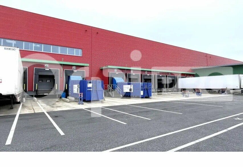 Industrial in Le Coudray-Montceaux for lease - Building Photo - Image 1 of 3