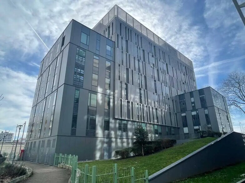 Office in Rouen for lease - Building Photo - Image 2 of 12