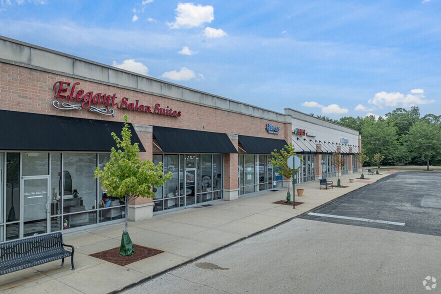 209-225 Brook Forest Ave, Shorewood, IL for lease - Building Photo - Image 2 of 5