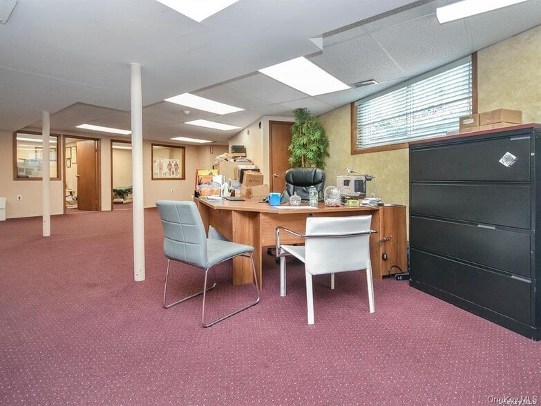 811 Old Country Rd, Plainview, NY for lease - Building Photo - Image 3 of 18