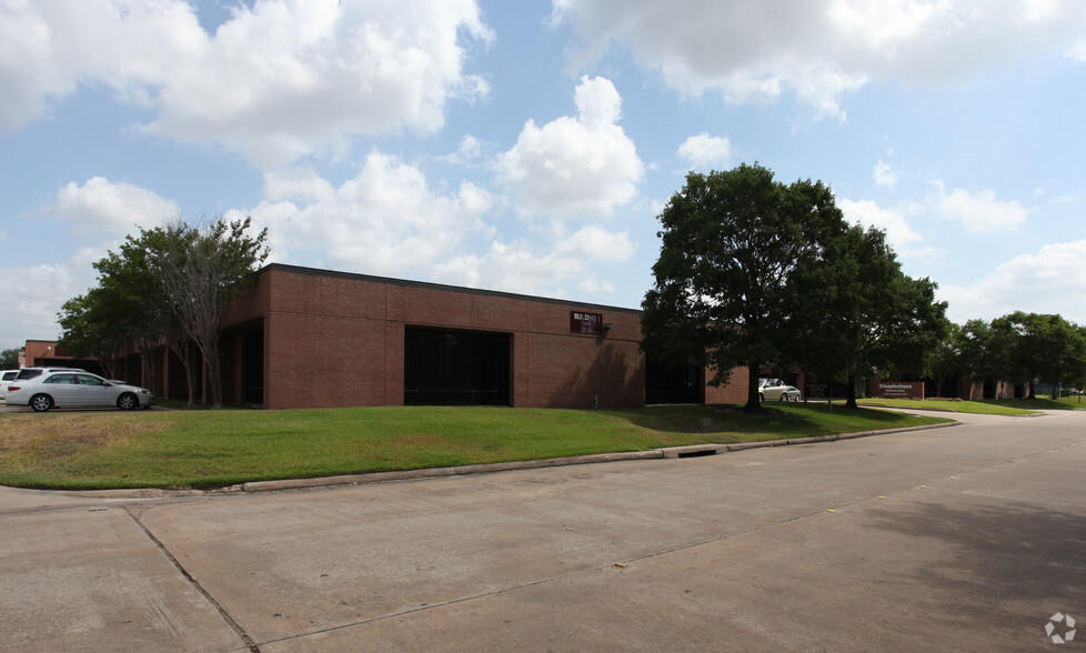 11210 Steeplecrest, Houston, TX for lease - Building Photo - Image 3 of 11