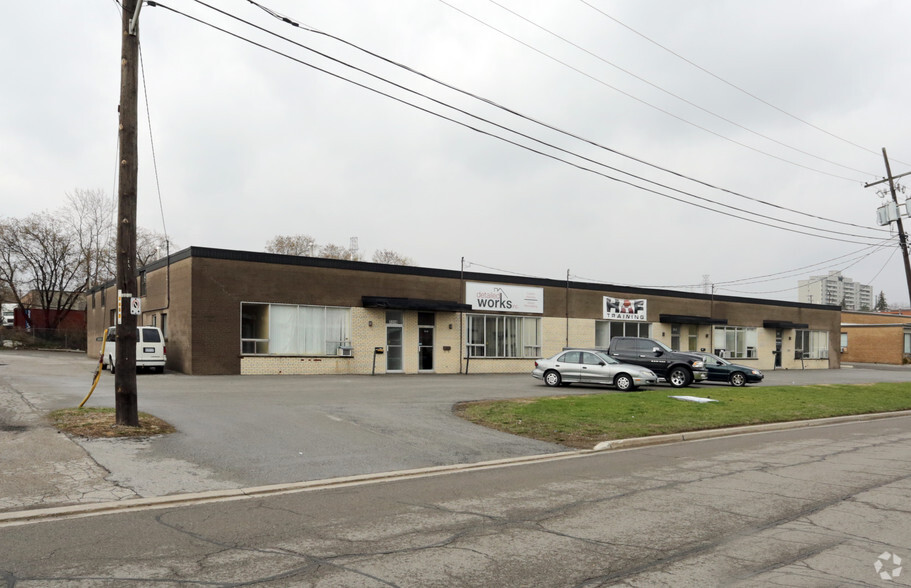 3208-3216 Lenworth Dr, Mississauga, ON for lease - Building Photo - Image 3 of 4