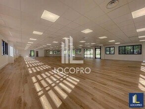 Office in Venelles for lease Interior Photo- Image 2 of 6